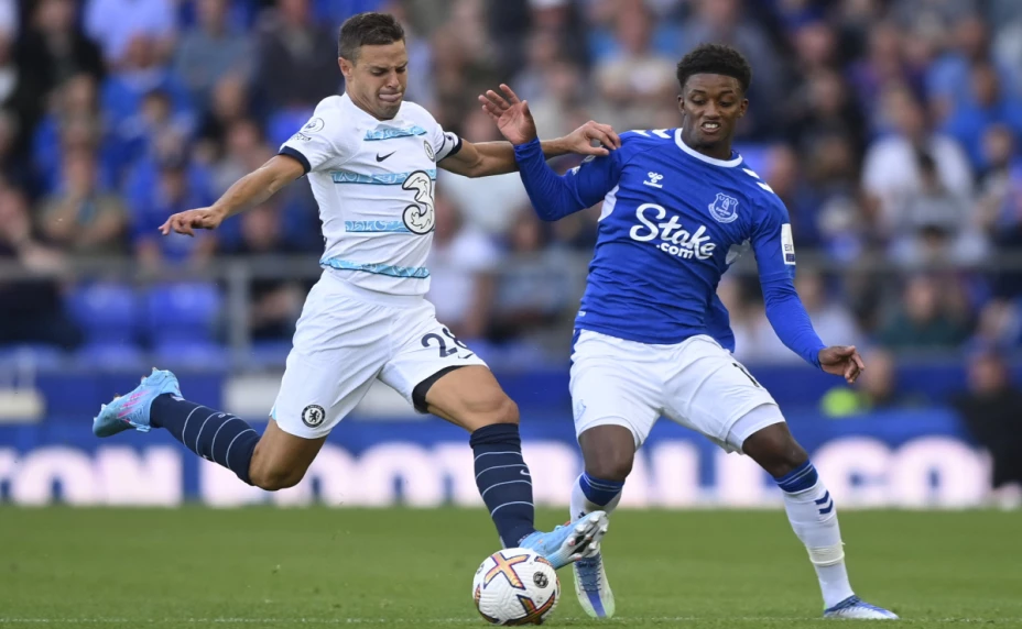 César Azpilicueta con el Chelsea enfrentando al Everton