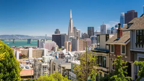 la bonita ciudad de Oakland en un día soleado