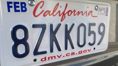Placa del DMV en el estado de California
