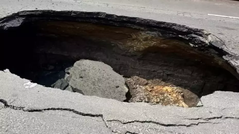 Enorme socavón, ubicado en la alcaldía Zaragoza de la CDMX.