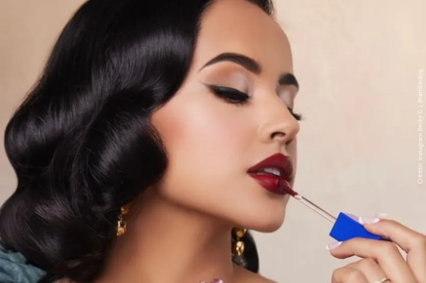 Becky G con labial rojo..jpg