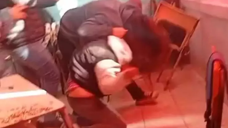 Alumna de 14 años herida tras agresión de madre de compañera; agresora detenida