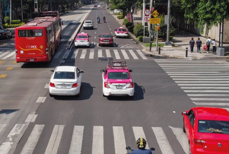 El Reglamento de Tránsito refiere sobre el uso de placas en los autos.