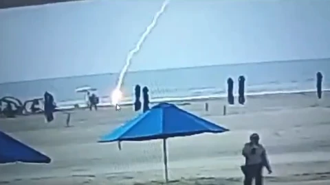 cae rayo a mujer en playa colombia