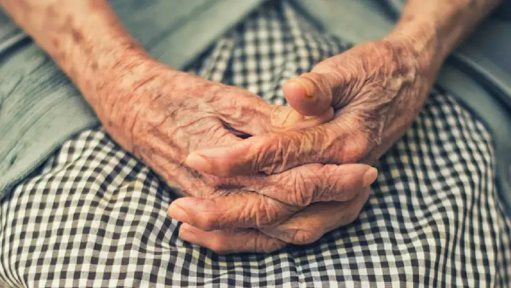 Abuelita muere sentada en una banqueta mientras vendía tamales