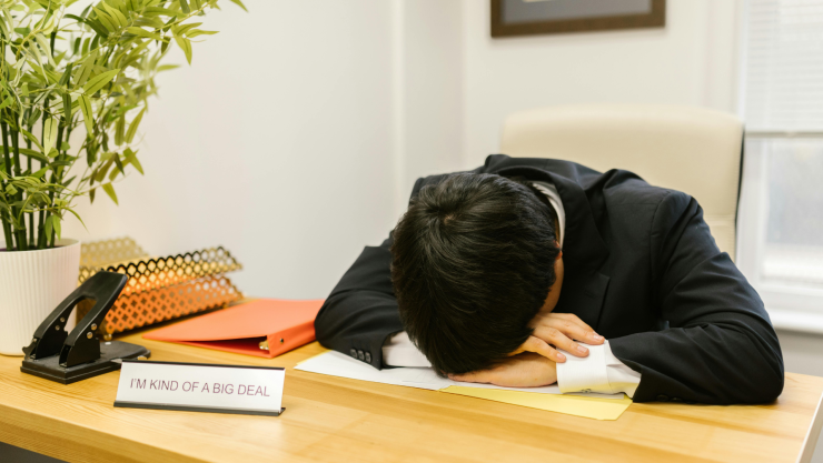 DORMIR EN LA OFICINA_PEXELS_RDNE Stock project