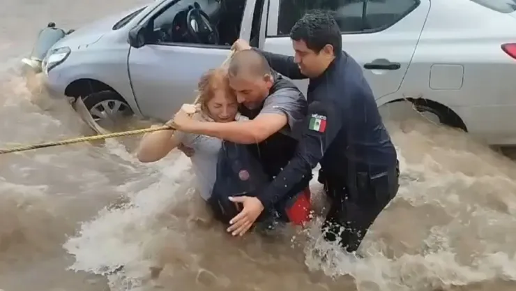 Rescatan a mujer durante lluvias en Culiacán