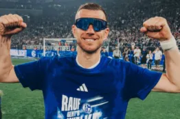 madre-edin-dzeko-prohibio-jugar-futbol-mundial-40-años.jpg