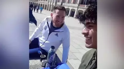 “Se juntaron los dioses”_ Captan a dobles Messi y Maradona tomando mate en mar del plata (VIRAL)