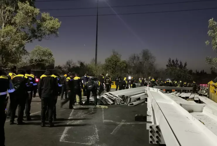 Vigas de acero provocan caos vial en Circuito Interior tras volcadura de tráiler