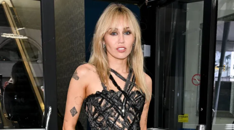 Miley Cyrus podría encabezar el Show de Medio Tiempo del Super Bowl LXI
