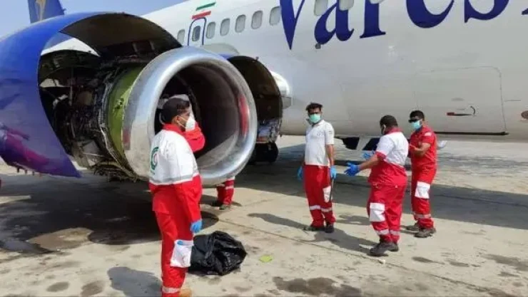 mecánico-succionado-motor-avión-pasajeros-aeropuerto-internacional-irán.jpeg