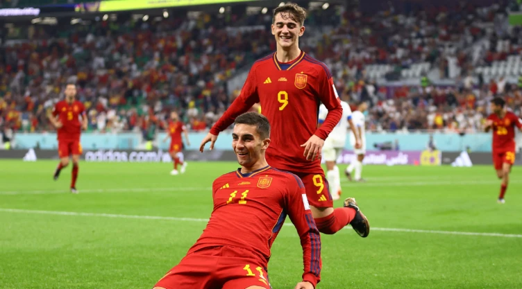 Ferrán Torres celebra con la Selección de España