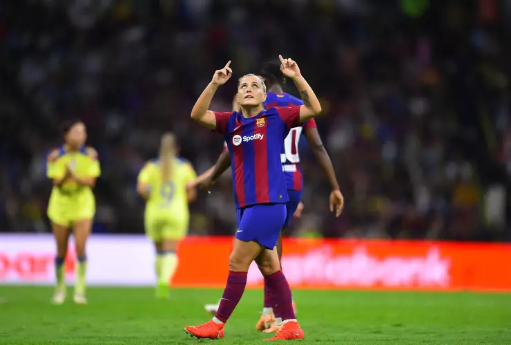 Claudia Pina festeja gol contra el América en el Estadio Azteca