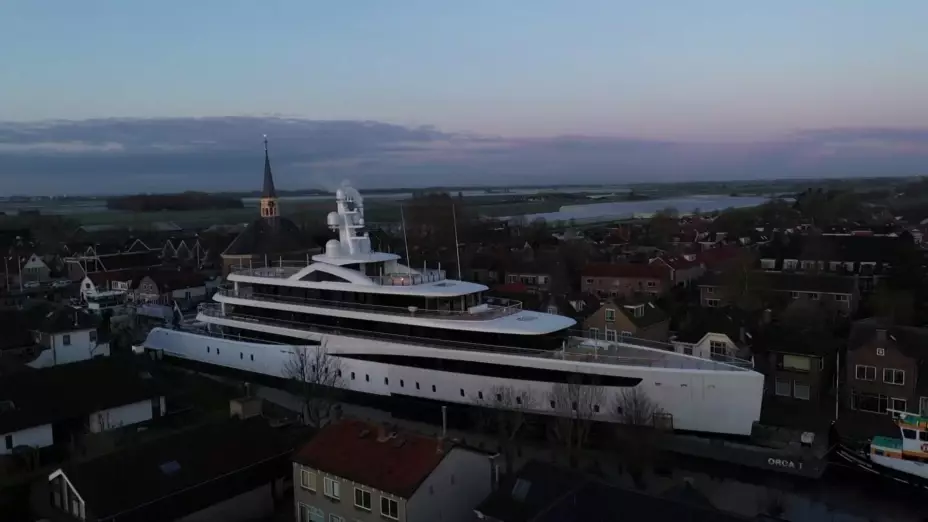 Superyate surca los canales de Holanda