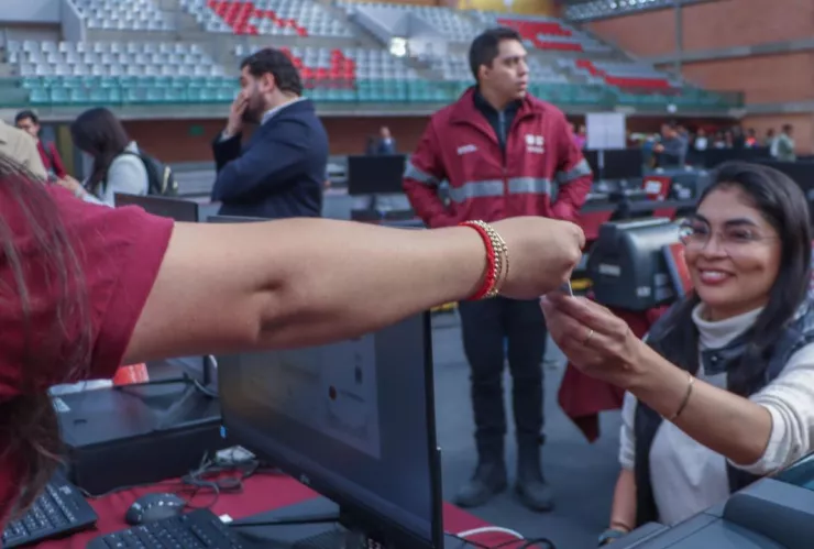Mujer sonriendo al obtener su licencia de conducir permanente en CDMX