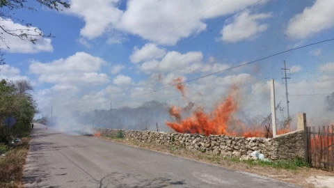 VIDEO: Reportan FUERTE INCENDIO en el tramo Tekantó - Citilcum; bomberos luchan por APAGARLO