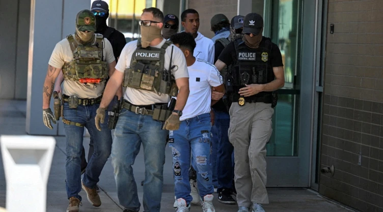 Trump presiona por más redadas en sectores clave como la agricultura y hotelería. ICE responde con operativos a gran escala.