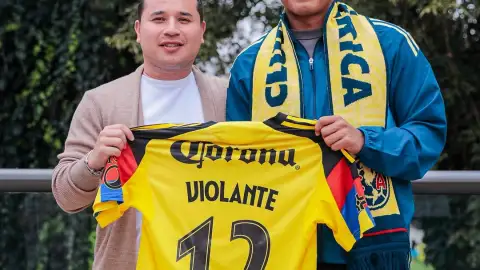 Isaías Violante posando con la camiseta del América durante su presentación