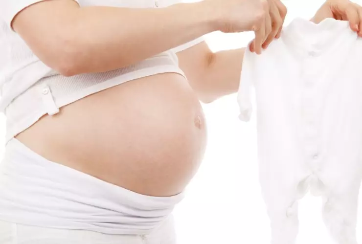 Clínica de fertilidad implanta embrion equivocado en una mujer