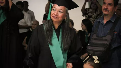 Ruth, abuela de 56 años se gradúa de preparatoria.jpg
