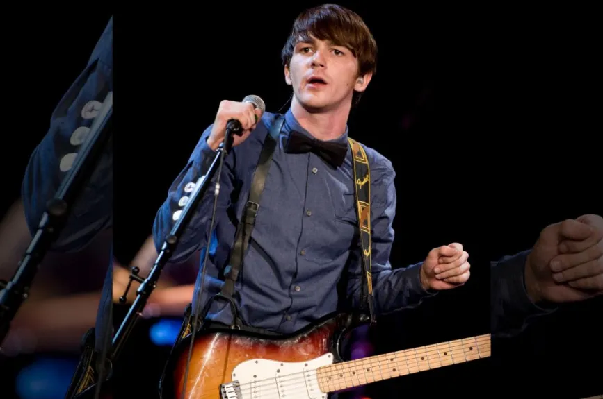 Drake Bell cantando.jpg