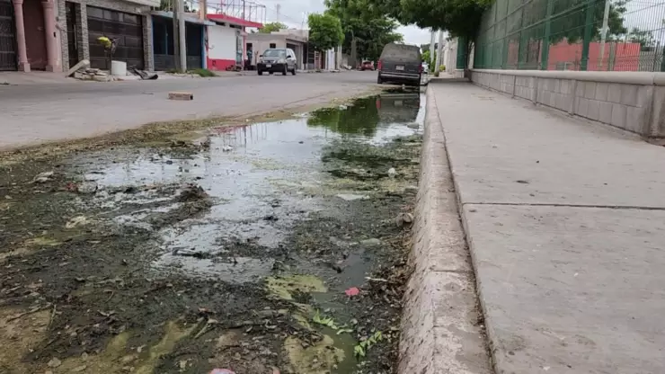 Fuga de drenaje Álamos Country en Los Mochis. .jpg