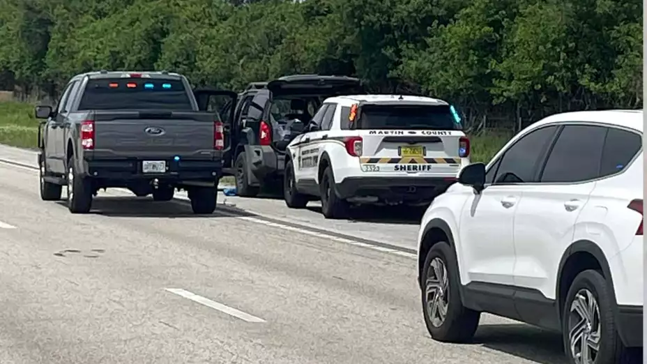 Policías rodean a una camioneta SUV en el condado Martin, Florida.