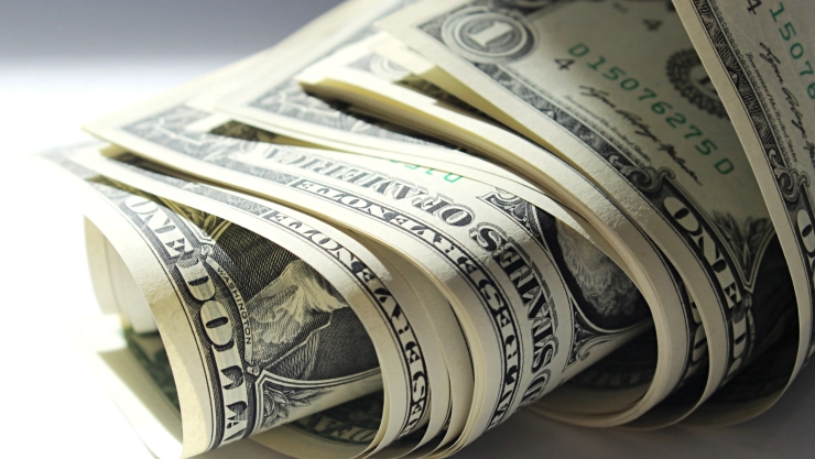 Varios billetes de un dólar envueltos