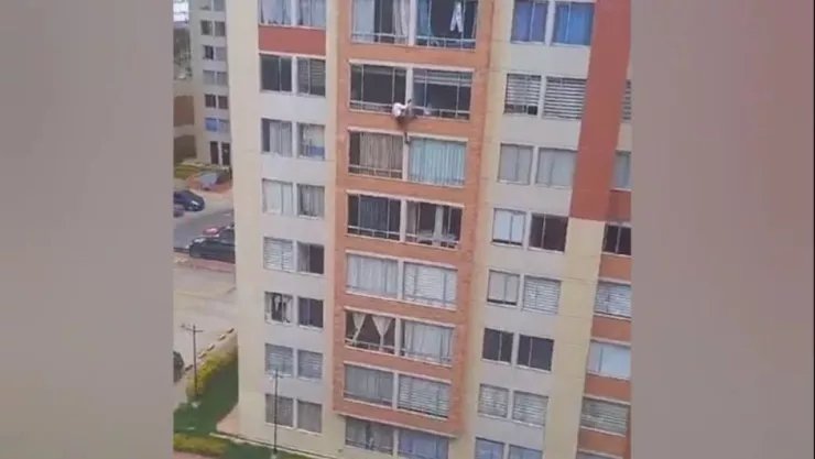 Mujer entra en pánico durante temblor y muere tras lanzarse de un séptimo piso