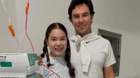 El piloto Checo Pérez visita a su pequeña fan en hospital