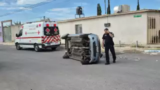 Aparatoso choque en la colonia Revolución deja vehículo volcado en Chihuahua