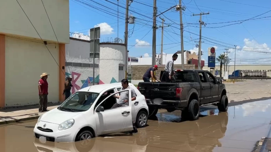 Auto atorado en Irapuato