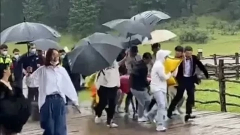 Novio es alcanzado por rayo en sesión de fotos.jpg