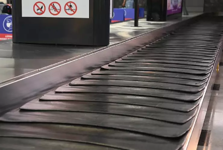 Mujer se le atora cabello en banda de equipaje.jpg