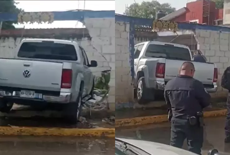 Mujer es perseguida a balazos por sujetos en motocicleta y estrella su camioneta contra una barda