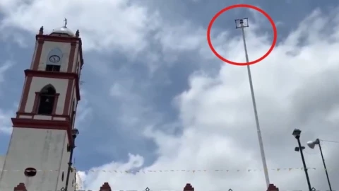 ¿Fin de la tradición_ Suspenden de manera indefinida el ritual de los voladores en Papantla. En la imagen se observa la iglesia la parroquia Nuestra Señora de la Asunción en Papantla, junto al palo de 30 metros donde los voladores de Papantla realizan el tradicional vuelo.
