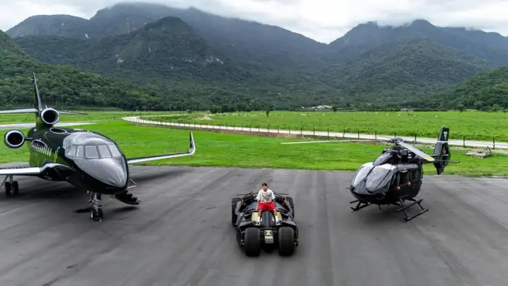 Neymar con su Batimóvil, jet privado y helicóptero