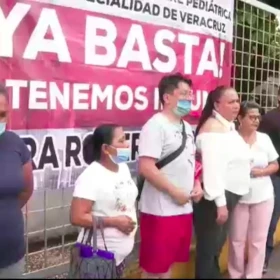 Lona para protestar por falta de medicamentos en Veracruz.