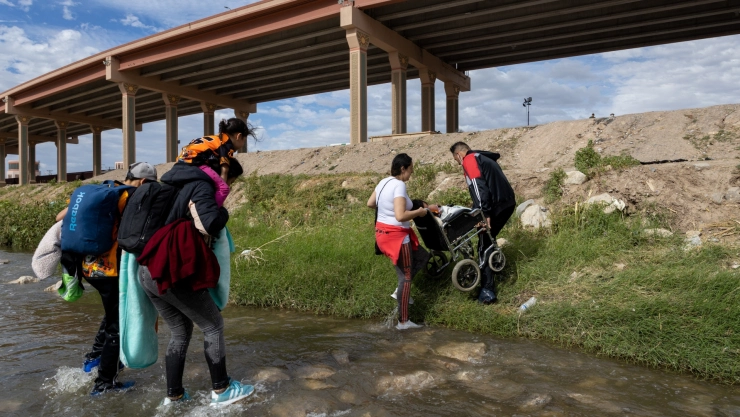 Inmigrantes cruzan la frontera entre México y Texas.