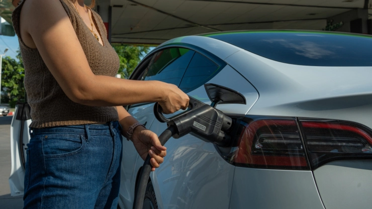 Mujer cargando combustible en California