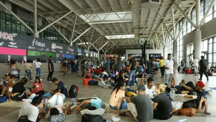 Migrantes venezolanos quedan varados en central camionera de Monterrey