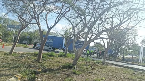 FUERTE ACCIDENTE: Coche choca contra camión y causa caos vial en la Mérida - Motul hoy jueves 3 de abril de 2025