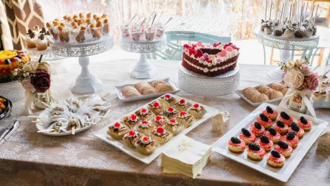 Invitada a una boda acapara todos los dulces de los invitados