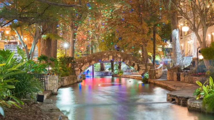el hermoso panorama de la ciudad durante la fecha navideña