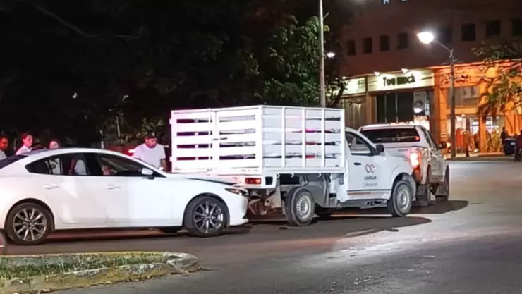 ¡Cuidado! Se registra choque en Av. Nichupté en Cancún; no hay lesionados