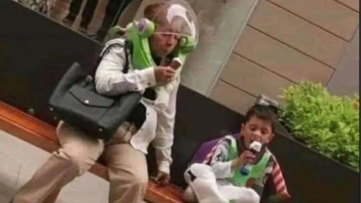 Abuelita se viste de Buzz Lighyear