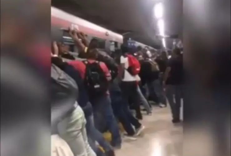 VIDEO: Usuarios intentan rescatar a hombre que cayó al Tren Ligero de GDL
