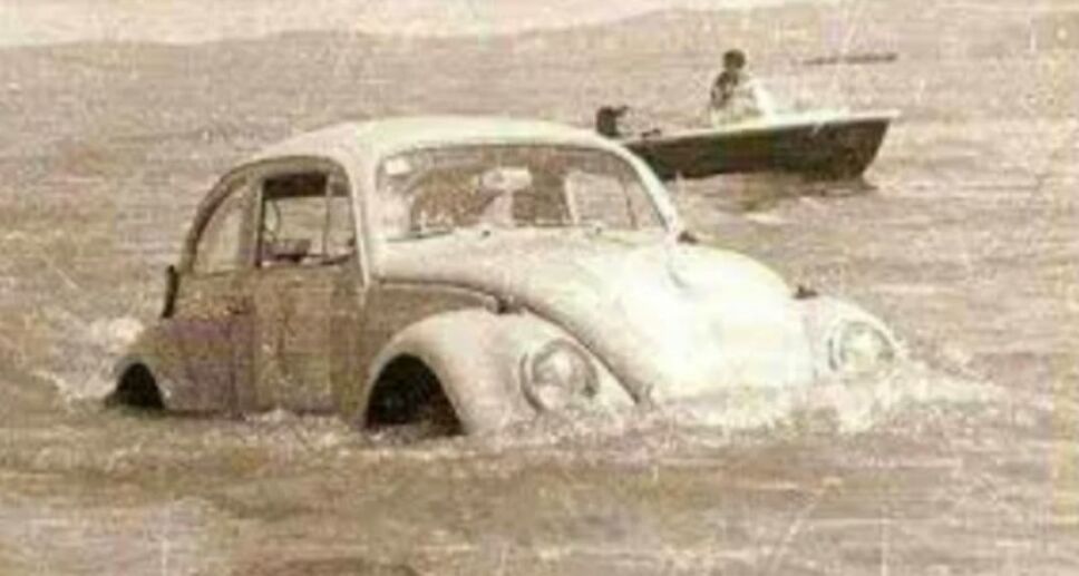 Vocho en el lago de Chapala 1968.