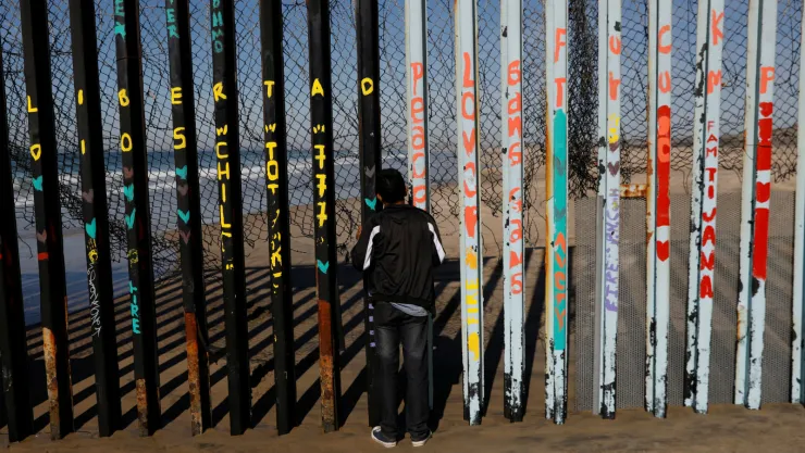 Un niño mira a través de unas rejas en la frontera de México y EEUU en Tijuana, México. 27 de enero de 2019. Imagen: Reuters